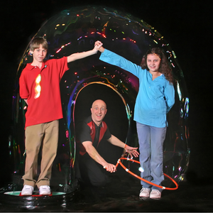 Bubblemania-performer with 2 children inside really really huge bubbles